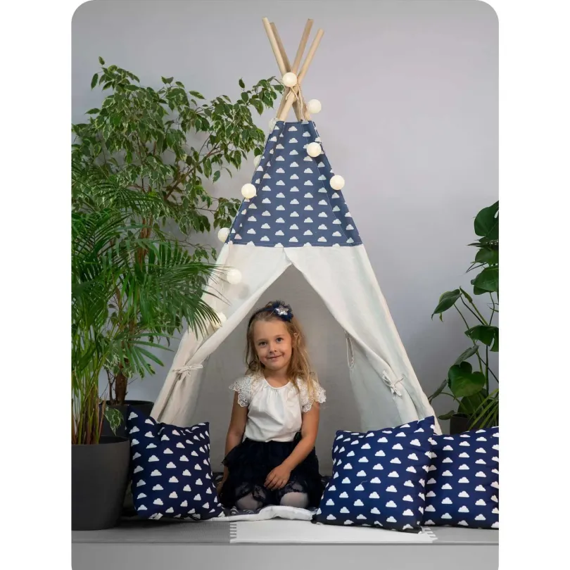 Namiot tipi dla dzieci z girlandą i światełkami w granatowe chmurki JS-740404