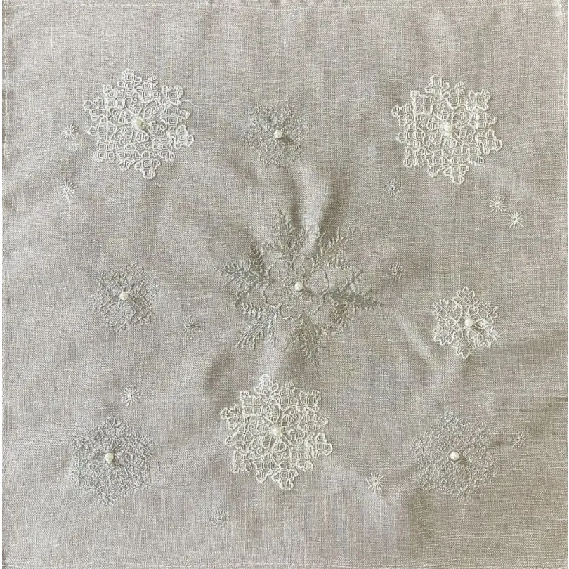 Serwetka świąteczna kwadratowa zdobiona haftem w płatki śniegu OS-308-B