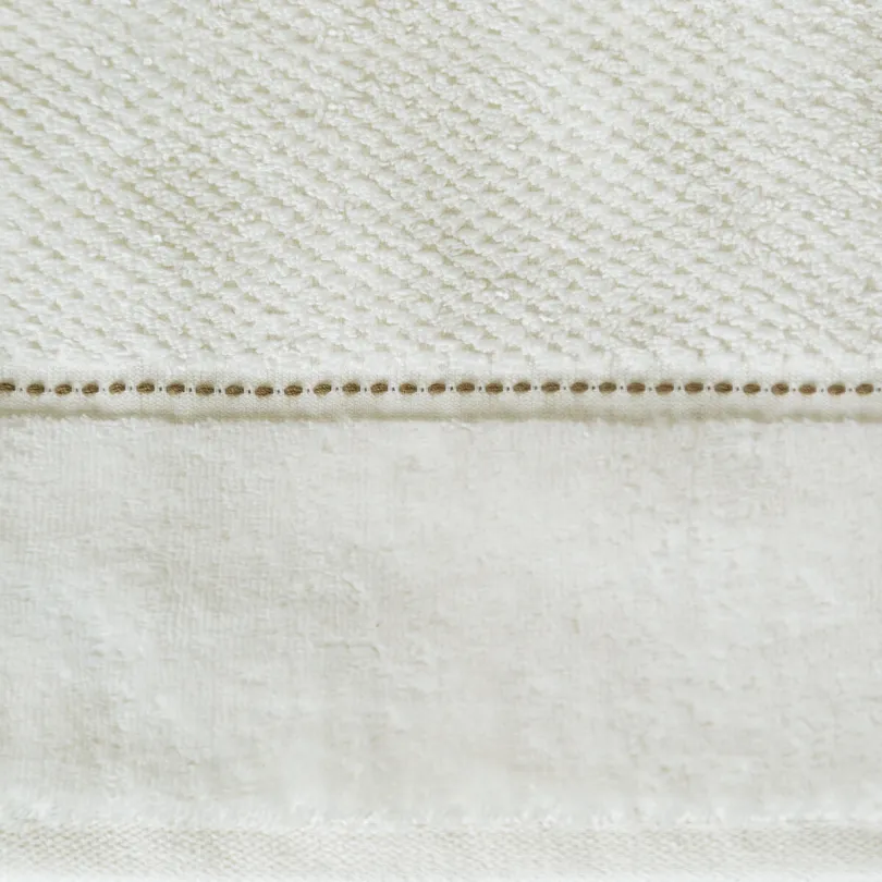 Ręcznik o ryżowej strukturze ze stebnowaniem i welwetową bordiurą kremowy R181-01