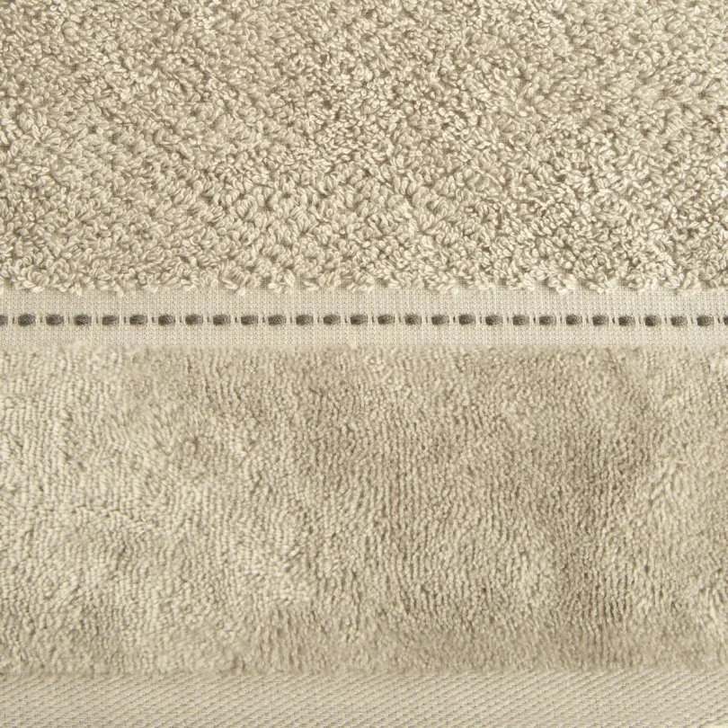Ręcznik o ryżowej strukturze ze stebnowaniem i welwetową bordiurą beżowy R181-02