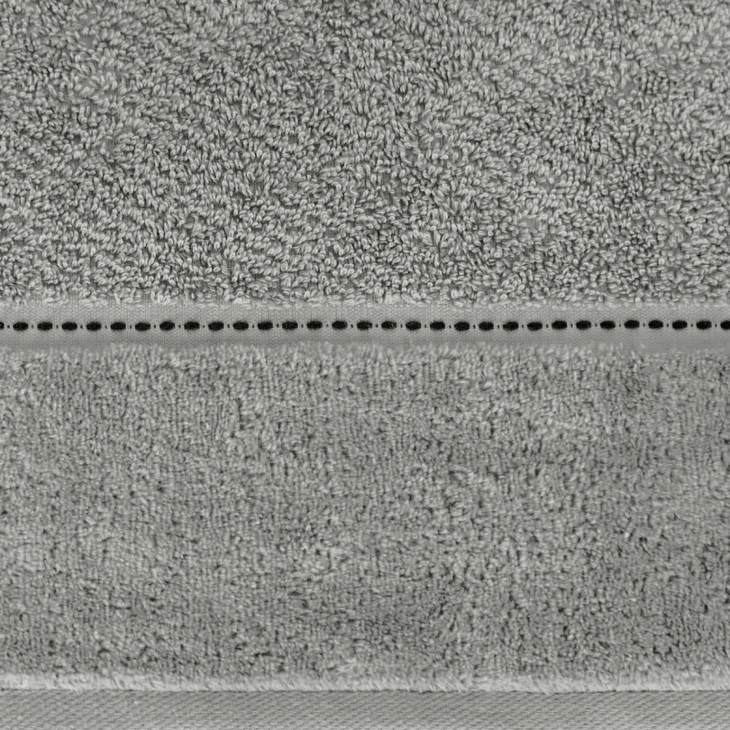 Ręcznik o ryżowej strukturze ze stebnowaniem i welwetową bordiurą srebrny R181-03