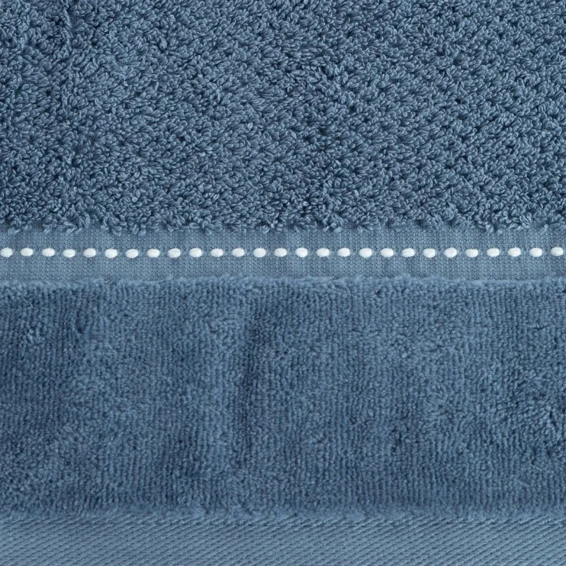 Ręcznik o ryżowej strukturze ze stebnowaniem i welwetową bordiurą niebieski R181-05