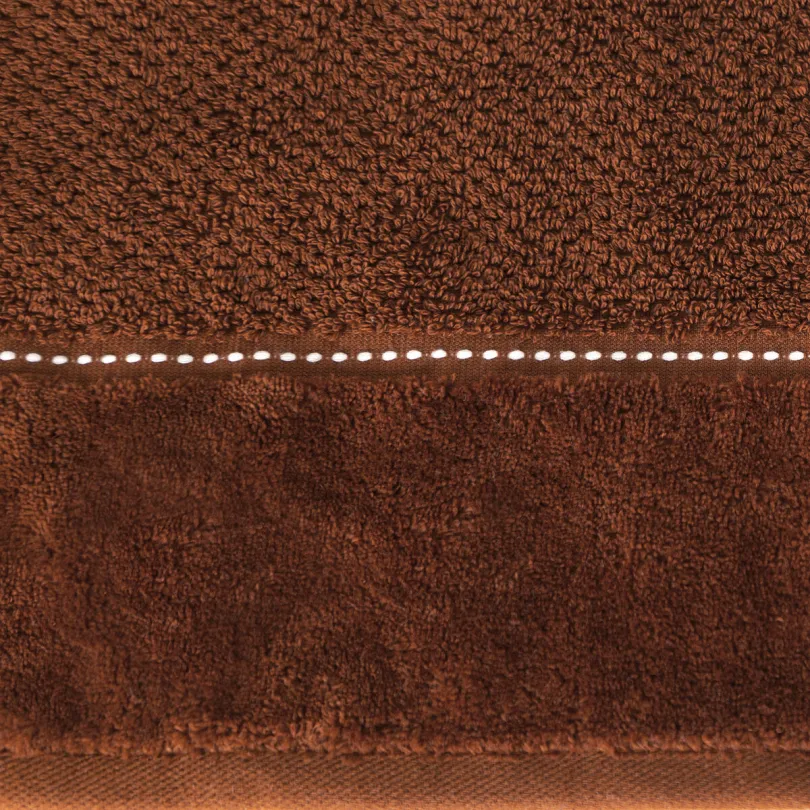 Ręcznik o ryżowej strukturze ze stebnowaniem i welwetową bordiurą ceglasty R181-08