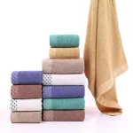 Ręcznik bawełniany jasnobrązowy z ozdobną bordiurą RGK-01
