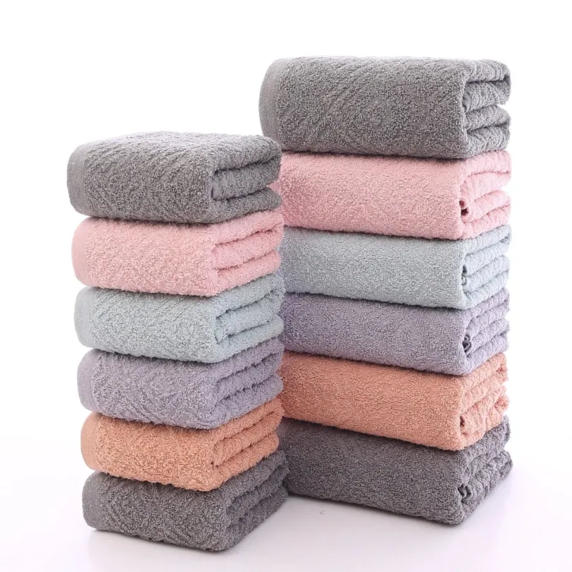 Ręcznik bawełniany jasnoszary z ozdobnym tłoczeniem RGL-06