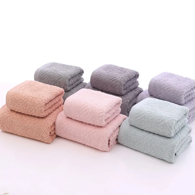 Ręcznik bawełniany jasnoszary z ozdobnym tłoczeniem RGL-06